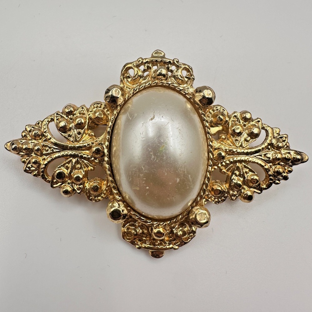 Vintage 90s Gold Tone Oval Faux Pearl Brooch Pin Ornate Filigree Women's Jewelry